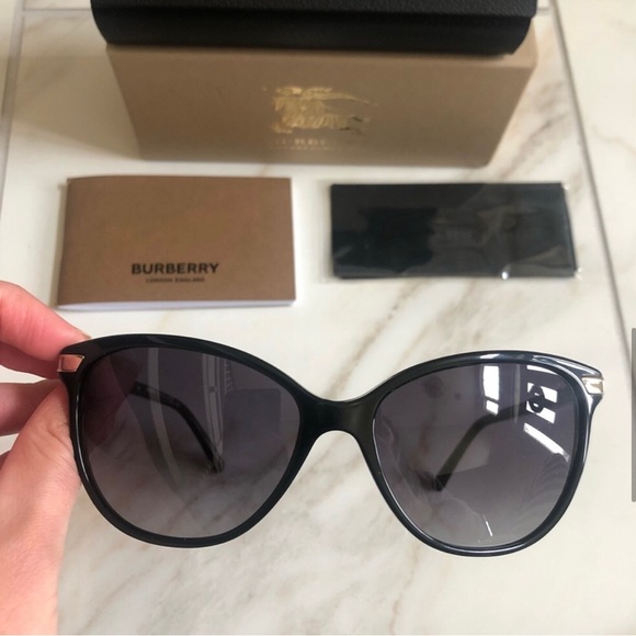 🔥NEW BURBERRY SUNGLASSES 🔥 - Picture 7 of 12